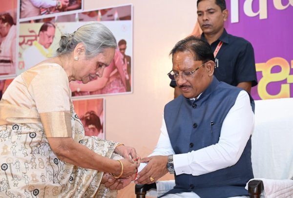 Raksha Bandhan: मुख्यमंत्री निवास में रक्षाबंधन की धूम, CM साय को बहनों ने बांधी राखी