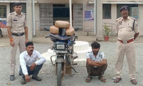 Ganja Smuggling: ओडिशा से मप्र गांजा तस्करी कर रहे बाप-बेटे गिरफ्तार, 5 लाख से अधिक का सामान जब्त