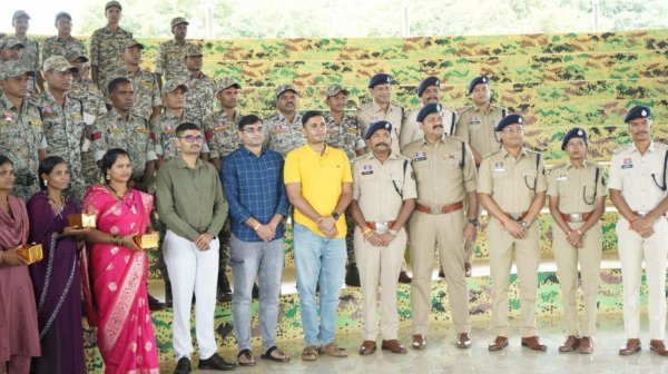 Raksha Bandhan: आत्मसमर्पित महिला माओवादियों ने पुलिस जवानों को बांधी राखी