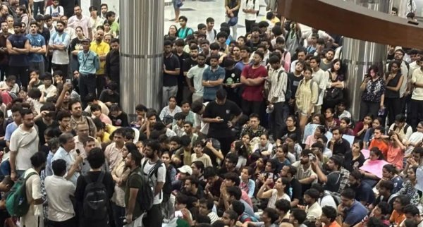 IIT Delhi: दिल्ली में छात्र प्रदर्शन जारी, पुलिस पर निगरानी के आरोप