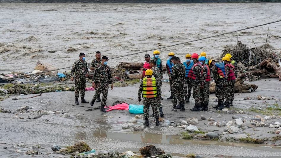 Rising river water levels and relief and rescue operations in Nepal (Image source: Keertiman Media)