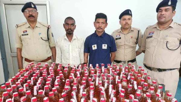 Illegal Liquor: बलौदाबाजार से आरंग लाई जा रही थी शराब, पुलिस ने 220 पाव के साथ दो तस्करों को पकड़ा