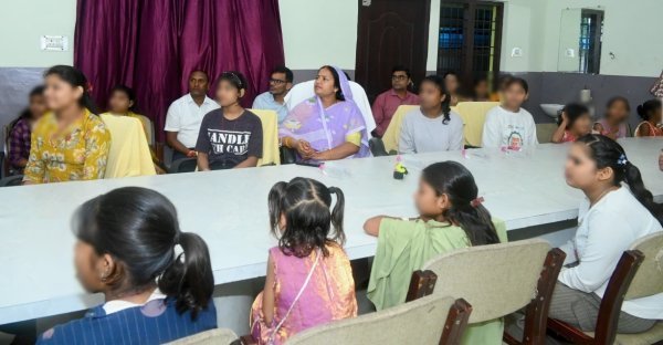 Mann Ki Baat: शासकीय बालिका गृह में बच्चों ने सुनी मन की बात, मंत्री लक्ष्मी राजवाड़े ने बेटियों से किया संवाद
