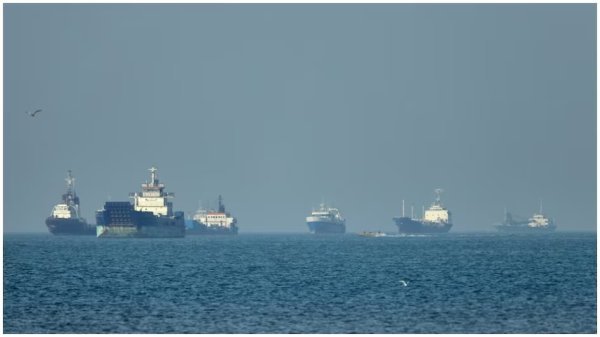 Strait of Hormuz: लहरों में फिर भड़का बारूद, अमेरिका ने ईरान के रॉकेट लॉन्चर उड़ाए