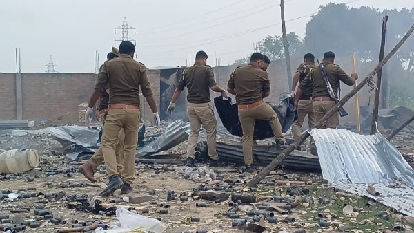 Kaushambi firecracker factory blast: 8 की मौत, 20 की हालत नाजुक, मलबे से निकाले गए 22 लोग
