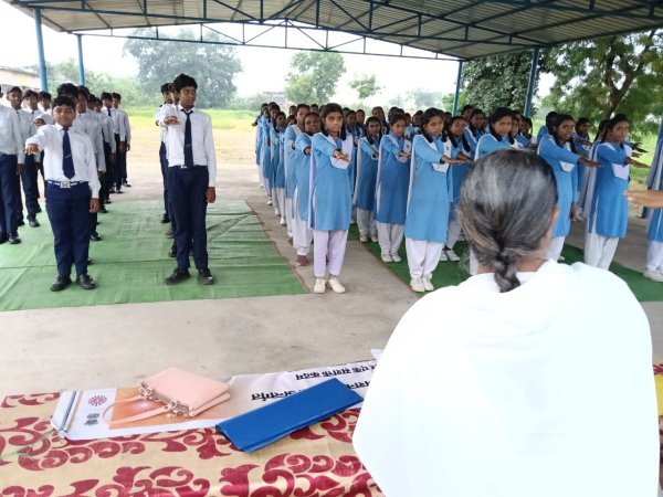 Awareness Campaign: ब्रह्माकुमारी बहनों ने आरंग पारा गांव व निसदा के स्कूलों में चलाया जागरूकता अभियान