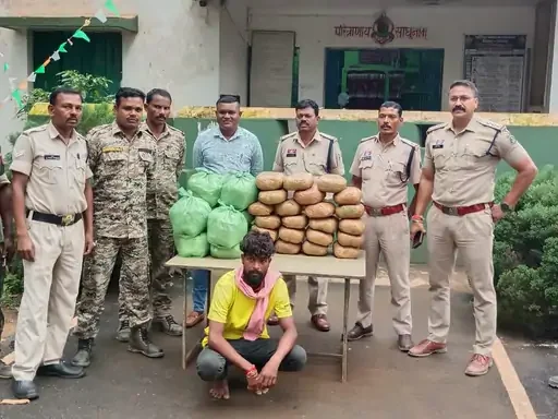 Bastar News: जमीन में गांजा गाड़कर छुपाया था माल, दो आरोपी गिरफ्तार, ₹28 लाख का माल जब्त