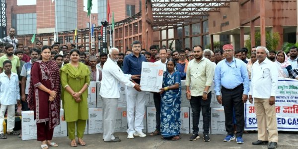ICAR NIBSM Raipur: SCSP के तहत किसानों को 140 बैटरी चालित पावर स्प्रेयर वितरित