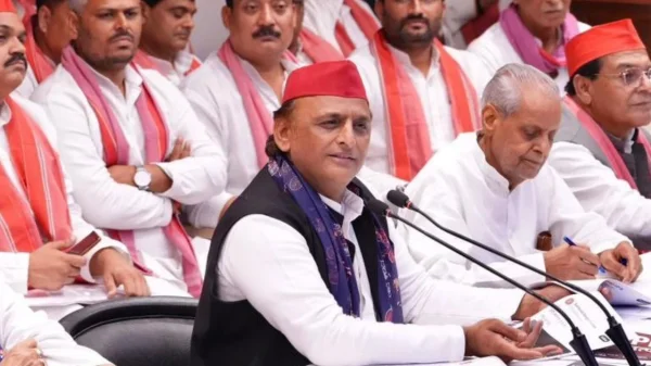 Controversial Statement: अखिलेश किसी के गले में घंटी बांध दें तो उसी को दें वोट... लाल बिहारी यादव के बयान पर बवाल