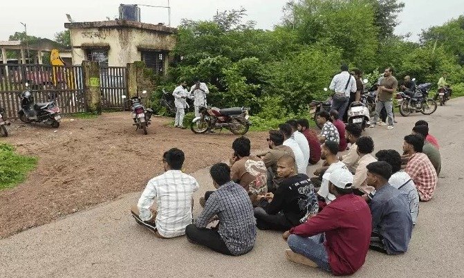 Protest by cow protectors at the Dhamtari cattle pound(Image Source: Keertiman Media)