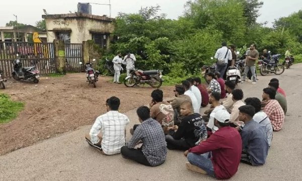 Dhamtari News: कांजी हाउस में मृत गाय मिलने से मचा हड़कंप, गौ सेवकों ने किया प्रदर्शन