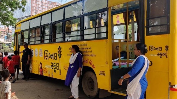 Signal School Surat: भीख मांगने वाले 45 बच्चों की बदलेगी जिंदगी, सूरत में शुरू हुआ सिग्नल स्कूल