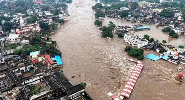 Chitrakoot Rain: चित्रकूट में फिर उफनी मंदाकिनी, मूसलाधार बारिश से बाढ़ का खतरा