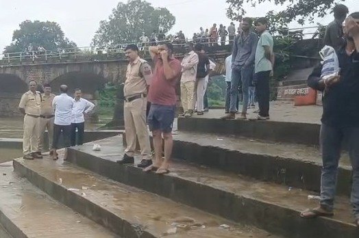 Panna News: युवक ने नदी में लगाई छलांग, SDRF ने शुरू किया सर्च ऑपरेशन