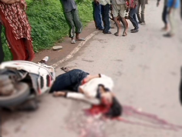 Mahasamund Road Accident: अनियंत्रित हाइवा की टक्कर से स्कूटी सवार 20 वर्षीय युवती की मौत, मां गंभीर