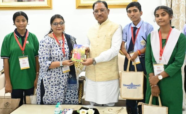 Chhattisgarh News: राष्ट्रपति से मुलाकात कर लौटे छत्तीसगढ़ के विद्यार्थी, CM साय से साझा किए यादगार अनुभव