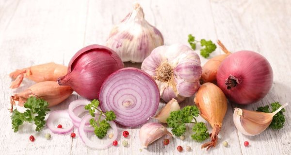 Raw Onion Benefits: कच्चा प्याज और लहसुन खाने के फायदे, सेहत के लिए क्यों फायदेमंद?