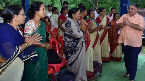 Chhattisgarh Mitanin: रामगढ़ पहुंचे मंत्री राजेश अग्रवाल, मितानिन बहनों से की आत्मीय चर्चा