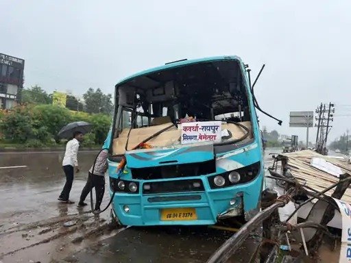 Raipur Bus Accident: रिंग रोड पर यात्री बस बेकाबू, टैंकर की टक्कर के बाद बस स्टॉप में घुसी