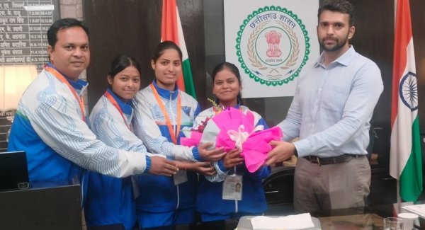 Raigarh News: अंतरराष्ट्रीय खेल मंच पर रायगढ़ की बेटियों का जलवा, भारतीय लैक्रॉस टीम ने जीता ब्रॉन्ज