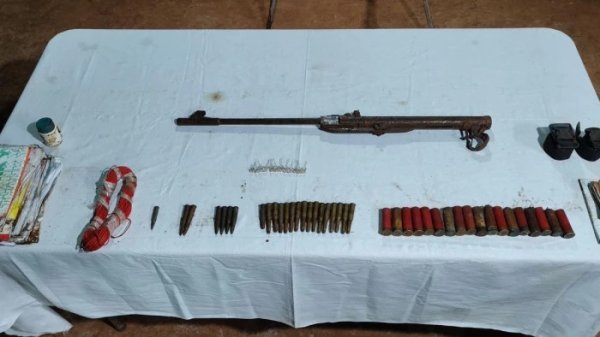 Chhattisgarh Naxal Operation: नारायणपुर के जंगल में नक्सलियों का डंप बरामद, राइफल-कारतूस समेत विस्फोटक सामग्री जब्त