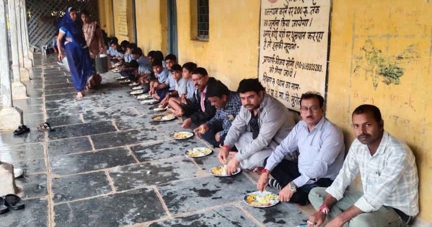 Rohit Shukla spiser lunsj med barna sine (Image Source: Keertiman Media)