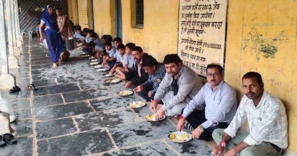 Mungeli Municipality: जिस स्कूल में पढ़े, वहीं पहुंचे रोहित शुक्ला, बच्चों संग किया मध्यान्ह भोजन