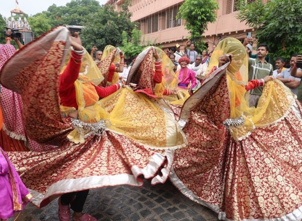 Mathura Janmashtami: जय श्रीकृष्ण के जयकारों से गूंजी मथुरा, जन्मस्थान से निकली भव्य शोभायात्रा