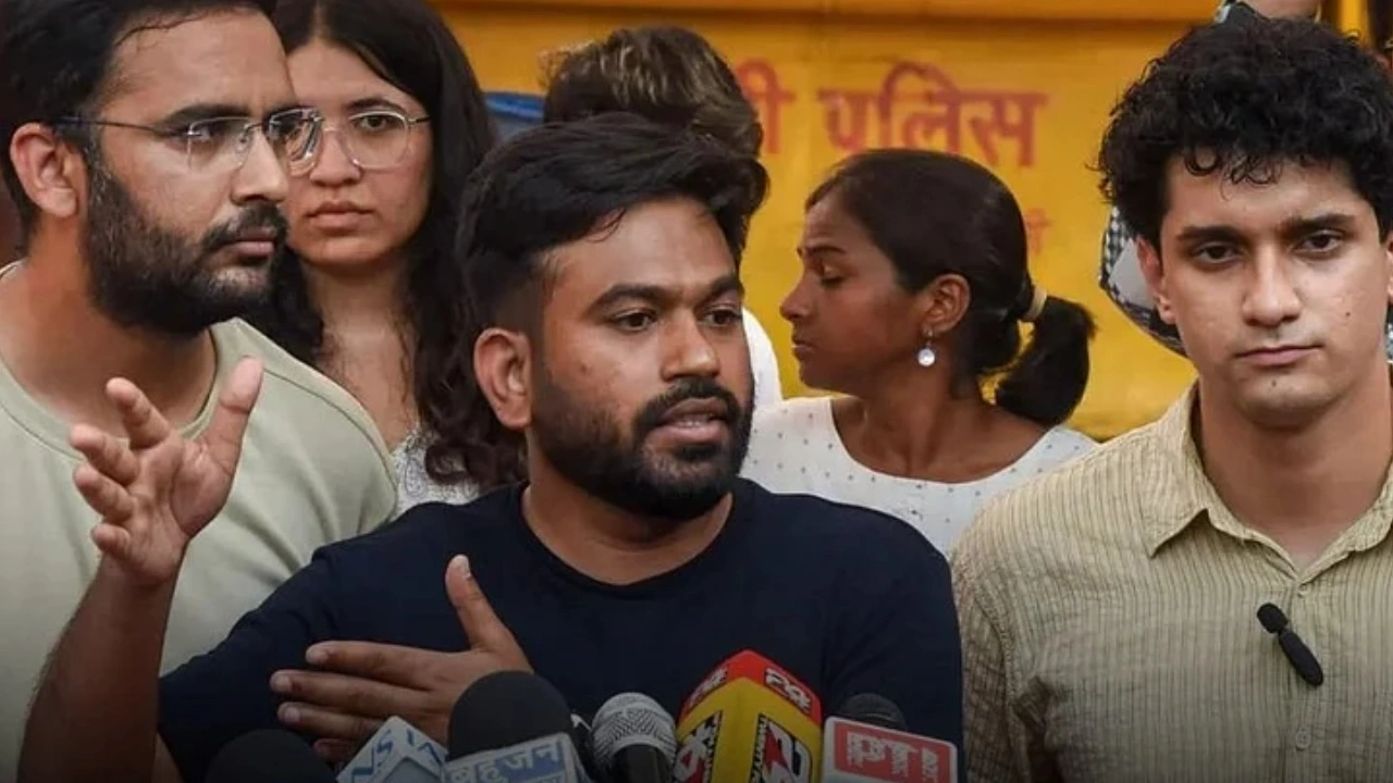 Ban on entry of outsiders into government schools (Image Source: Keertiman Media)
