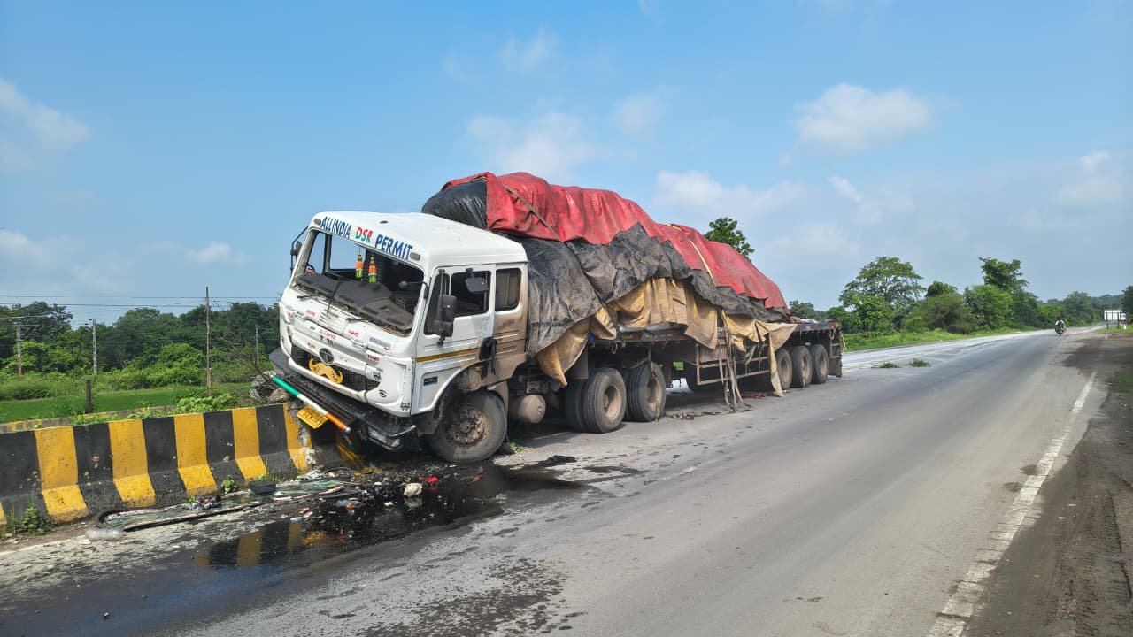 Truck crashes into divider near Khallari (Image Source: Keertiman Media)