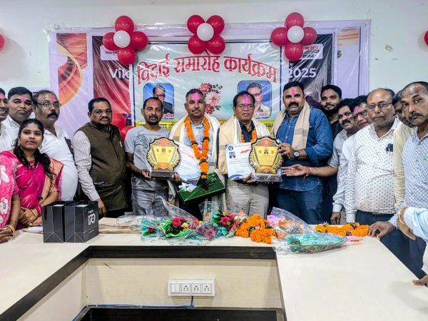 Bagbahara News: सेवानिवृत्त कर्मचारियों को दी गई भावभीनी विदाई, सम्मान के साथ दीं शुभकामनाएं