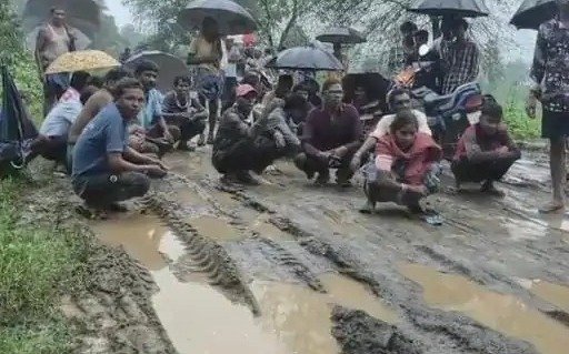 Villagers protest on muddy road in Korba (Image source: Keertiman Media)