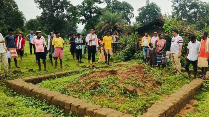 MLA inspecting the PM Awas Yojana in Bodga (Image Source: Keertiman Media)