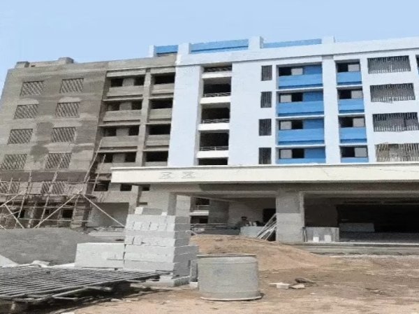 JP Hospital: 26 करोड़ की बिल्डिंग बदहाल, डेढ़ साल से बंद, शराब की बोतलें और वाहनों का कब्जा