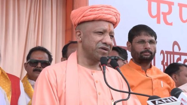 CM Yogi Mathura Speech: CM का विपक्ष पर हमला, बोले- ‘बाबर-औरंगजेब को मानने वाले आस्था का सम्मान नहीं कर सकते’