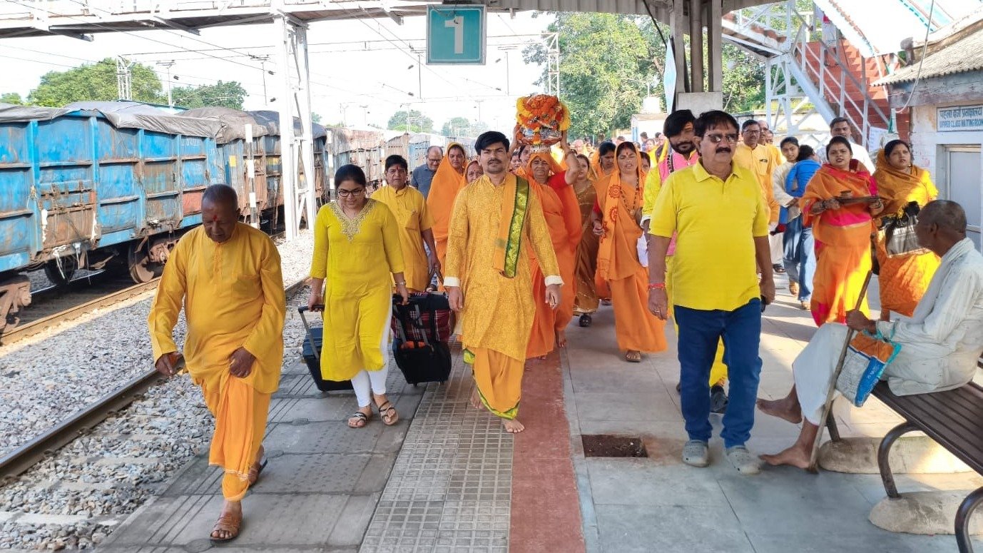 Shakti Kalash Yatra Bagbahara: बागबाहरा में 108 कुंडीय गायत्री महायज्ञ की तैयारियां तेज, हरिद्वार से पहुंचा शक्ति कलश