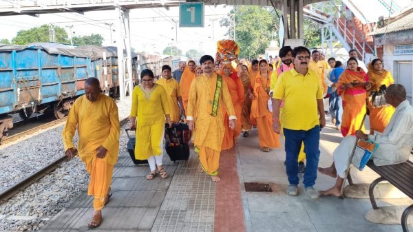 Shakti Kalash Yatra Bagbahara: बागबाहरा में 108 कुंडीय गायत्री महायज्ञ की तैयारियां तेज, हरिद्वार से पहुंचा शक्ति कलश