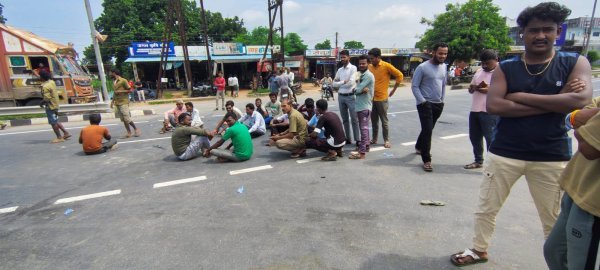 Mahasamund News: झलप-बागबाहरा मार्ग पर बरपा गड्ढों का कहर, परेशान ग्रामीणों ने किया छिलपावन चौक पर चक्काजाम