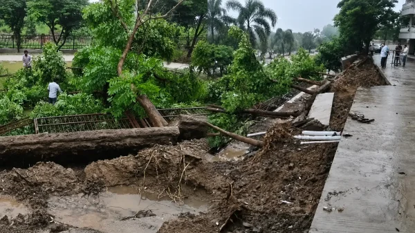Kolar Road Collapse: आम्रवेली परिसर के बाहर धंसी सड़क, जमीन में समाईं 3 गाड़ियां, भदभदा के खुले गेट, कई जिलों में स्कूल बंद