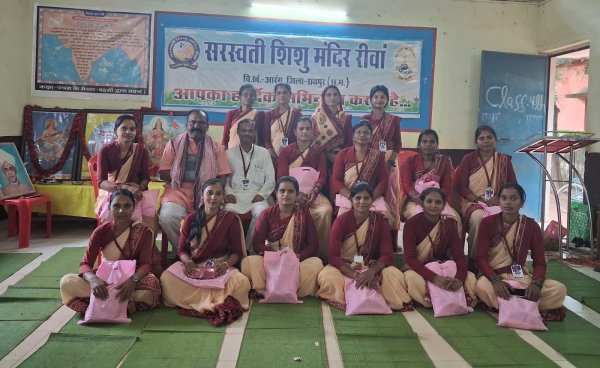 Teacher Day Celebration: सरस्वती शिशु मंदिर रीवा में शिक्षक दिवस पर आचार्यो-दीदियों को गणवेश प्रदान किया
