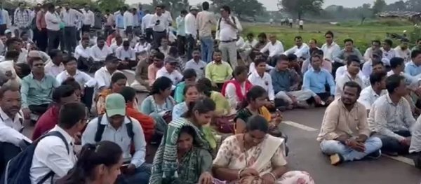 Teacher Protest : पदोन्नति की मांग को लेकर शिक्षकों का आंदोलन, पुलिस ने बैरिकेडिंग कर रोका