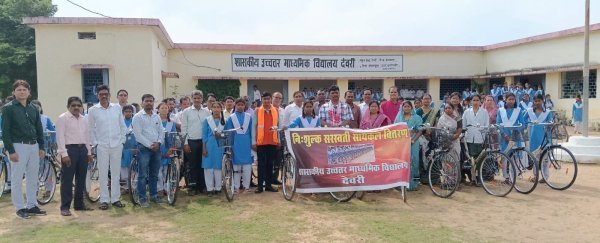 Saraswati Cycle Distribution : खल्लारी में बेटियों को मिली शिक्षा की नई रफ्तार, 107 छात्राओं को बांटी गई सरस्वती साइकिल