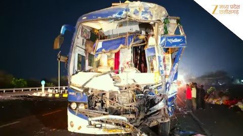 Shajapur Bus Accident : डिवाइडर से टकराकर बुरी तरह क्षतिग्रस्त हुई स्लीपर बस, 32 यात्री घायल