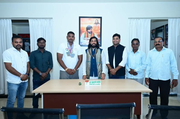 Powerlifting Competition Winner: विजेता खिलाड़ी आकाश चंद्राकर का सम्मान