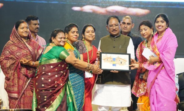 Chhattisgarhi Culture: तीजा तिहार के रंग में रंगा बहतराई स्टेडियम, CM साय ने माताओं-बहनों संग साझा की खुशियां