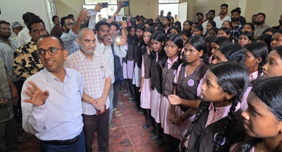 Eklavya students meet Sarguja Collector(Image Source: Keertiman Media)