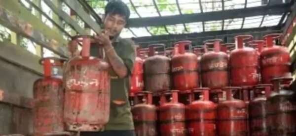 LPG Cylinder Booking New Rule : अब 25 दिन बाद ही बुक होगा दूसरा सिलेंडर, ग्रामीण-शहरी ग्राहकों को राहत