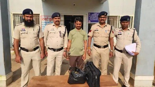 Youth arrested with cannabis at Durg bus stand(Image Source: Keertiman Media)