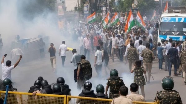 Rewa Hospital Case: यूथ कांग्रेस का उग्र प्रदर्शन, पुलिस ने छोड़े आंसू गैस के गोले और वाटर कैनन