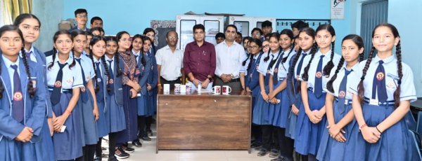 PM Shri School Tilda: मंत्री टंक राम वर्मा ने देखा बच्चों का हुनर, स्टूडेंट स्टोर पहल की जमकर की प्रशंसा
